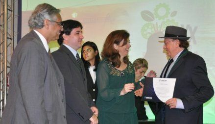 À direita, o professor e economista Francisco de Assis Mourão, recebendo o certificado de menção honrosa